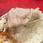 家系ラーメン 王道家直伝 との丸家  - ライスをチャーシューで巻くと旨い