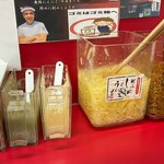 家系ラーメン 王道家直伝 との丸家  - 卓上のいろいろ