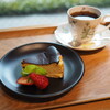 Cafe コアラとライオンときどきチーター - バスクチーズケーキ（620円）・ デカフェコーヒー（500円）