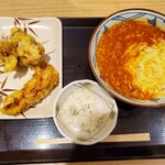 丸亀製麺 - とろける4種のチーズトマたまカレーうどん（ひと口ごはんつき）、まいたけの天ぷら、かしわの天ぷら