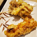 Marugame Seimen - まいたけの天ぷらとかしわの天ぷら（接写）