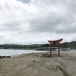 三日月シーパークホテル勝浦 - ホテルすぐの海岸には鳥居が