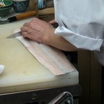 季節料理 藤原 - 大将の鱧の骨切り