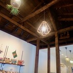 小物と焼菓子のお店 エフブンノイチ - 梁むきだしの天井と、授産品の展示販売（多夢多夢舎さん）