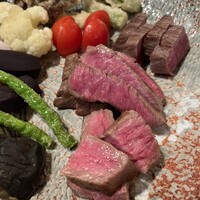 あか牛の塩胡椒焼き(約120g)　季節のお野菜添え