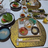 料亭旅館 熱海 小嵐亭 - 夕食で何をどうしたらこんなにぎっちり置くのか。口元まで運ぶ距離が遠すぎ。