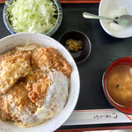 かつどんのかつどん家 - ヒレカツ丼（味噌汁付）にキャベツと杏仁豆腐追加。