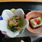 Washoku Shimizu - ○青菜とすじ海老の浸し
                      シャキシャキ食感の青菜と海老の殻を細く切って揚げてある
                      この細い品が香ばしくアクセントにもなって
                      美味しい
                      
                      これならパリパリっと食べれて美味しいし面白いよねえ～❕