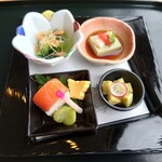 和食 清水 - ○滋賀県產鱒小袖寿司
            一口でパクっとイケる小さなお寿司となる。
            ますの豊かな旨味を酢飯のシャリで味わいが締り
            美味しい味わい。