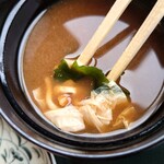 Washoku Shimizu - ○赤出汁
                      赤出しのお味噌汁だと味噌の味わいが尖りがちだけど
                      このお店の味わいは何故か優しく美味しい味わい。
                      
                      具材はなめことワカメと湯葉。
                      色んな料理に湯葉は使われてるねえ