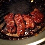 Yakiniku resutoran matsunomi - 中落ちカルビ焼いてます