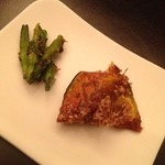 お通し。かぼちゃに飴をかけたものとユリの花のつぼみ