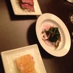 前菜3種。カニのゼリー寄せ、牛肉のたたき、イカと野菜の煮浸し