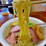 らあめん厨房 どる屋 - 麺は中太ちぢれ麺、キンキンに冷えたスープを持ち上げます(2013.08)