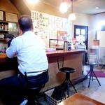 らあめん厨房 どる屋 - 店内はカウンターとテーブル席(2013.08)