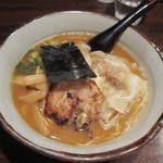 蓮嘉 - ワンタン麺850円。