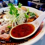 ラーメンキャロル - 香ばしいマー油がスープの表面を覆い尽くします