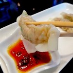 ラーメンキャロル - 餃子の具をワンタンの皮に包んで茹でたもの。