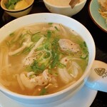 PHO VIET - 蒸し春巻き、鶏肉のフォー、前菜3点セット