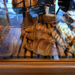 レジニシエ - 料理写真:店内│《購入》クロワッサン＠税込300円×2