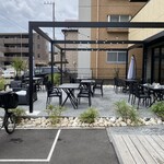 HALO cafe - 入口左横にはテラス席も