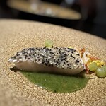 アシェット・ド・マコ - ◆甘鯛、黒胡麻、白ごま、蕗と桜海老、コーン