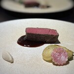 アシェット・ド・マコ - ◆ニュージーランド産牧草牛のフィレ、牛スジと和出汁のお醤油のソース、エノキ麹