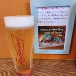 YUMMY BURGER - バインミーバーガーのメニューと生ビール(バドワイザー)　600円