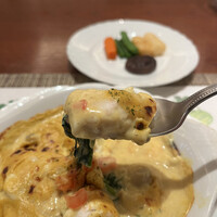 南蛮 銀圓亭 - ランチ魚料理コース７０００円。鯛のグラタン。濃厚ペシャメルにカレー風味が加わった、わかりやすい美味しさに大満足です（╹◡╹）