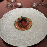モノリス - ❹ オマールブルー、キャビア、イチゴ、アスパラガス。イチゴのヴィネグリット、バジルのソース。