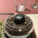 モノリス - クミン風味のニンジンムース、竹炭のマカロン