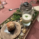 モノリス - ❶アミューズ
      ・クミン風味のニンジンムース、竹炭のマカロン
      ・グリーンピースのムース、タマネギのヴルーテ
      ・タマネギのソテー、釜揚げしらすのシューグジェール