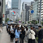 モノリス - 近くのI'mドーナッツの行列。とうとう折り返してます（笑）