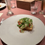 モノリス - ❻カレー風味のアナゴとシシトウのフリット、フォアグラのポワレ、ナスのソテー、マデラ酒のソース。