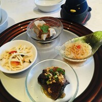 四川豆花飯荘 東京店 - 海の幸、山の恵みの四種前菜盛り合わせ