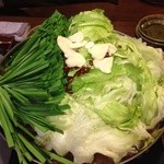 地鶏処 本丸 - 本丸名物 レタスもつ鍋