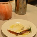 バビットラウンジ - スモークアンチョビマリネ。こちらもシェアしてサーブ。スモークのいい香りとアンチョビの塩分がいい感じ。