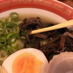 佐賀ラーメン　美登里 - 木耳のコリコリ食感が良い効果を発揮！