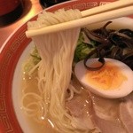 佐賀ラーメン　美登里 - 麺はツルツルの極細ストレート！