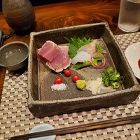 神戸座屋 - 鰹は高知のもの。絶品です。塩でいただくのがおいしいです。