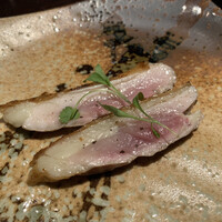 YAKITORI 燃 es - モモ肉、上にはプチスプラウト