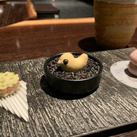 YAKITORI 燃 es - アミューズは右からイチゴのメレンゲとフォアグラのテリーヌ、真ん中、ひよこの形はスモークチキンのビスケット、右側が鶏のパテと葱のサブレ