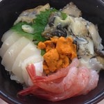 発寒かねしげ鮮魚店 - ホタテ・アワビ・バフンウニ・甘エビ丼。驚きの¥1000！味噌汁漬け物付き。