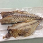 発寒かねしげ鮮魚店 - 鯵の開き。¥400ー焼き代プラス¥100円