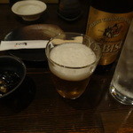 ぼうの - 恵比寿麦酒と付け出し（茄子の煮浸し）