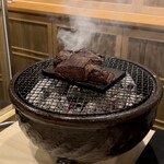 銀座 きた川 - 飛騨牛炭火、玉鋼焼きからの切った断面を玉鋼で更に焼き目を付ける