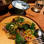 Bistro yen - 全く癖のない鰹のタタキ　茄子とキウイと一緒に食べると美味しい