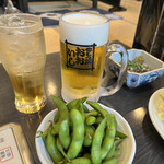 牛もつ鍋 おおいし - 生ビールと杏露酒ソーダと突き出しの枝豆