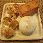食ぱん道 - 料理写真:ベーコンエピ、めんたいとーすと、ホワイトチョコとオレンジピールのしろぱん