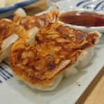 Taishuusakaba huziyama - ん～、ナイスぅ辛ぁ～ぃ餃子はひとくちサイズで食べやすい。